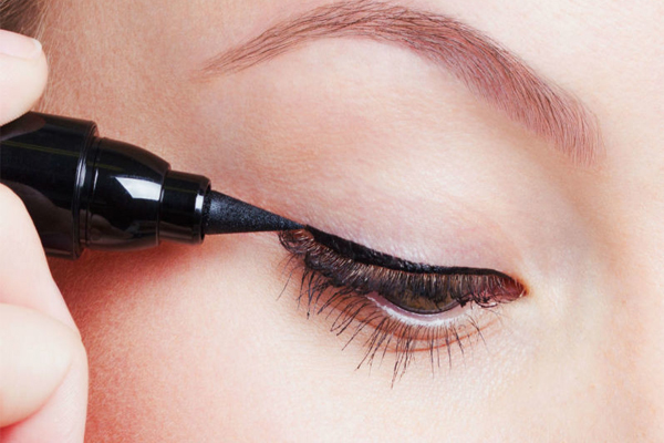 Bí quyết kẻ mắt nước siêu đơn giản, ngay cả người mới makeup cũng làm được!