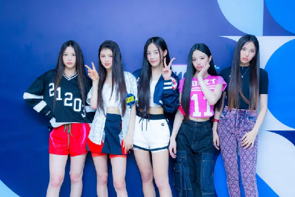 Hot trend tóc đen thẳng, dài như tân binh idol Kpop New Jeans