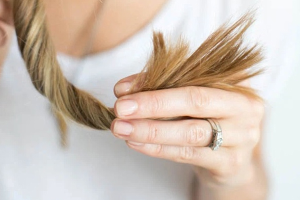 Cách tạm biệt tóc chẻ ngọn mà không cần cắt!